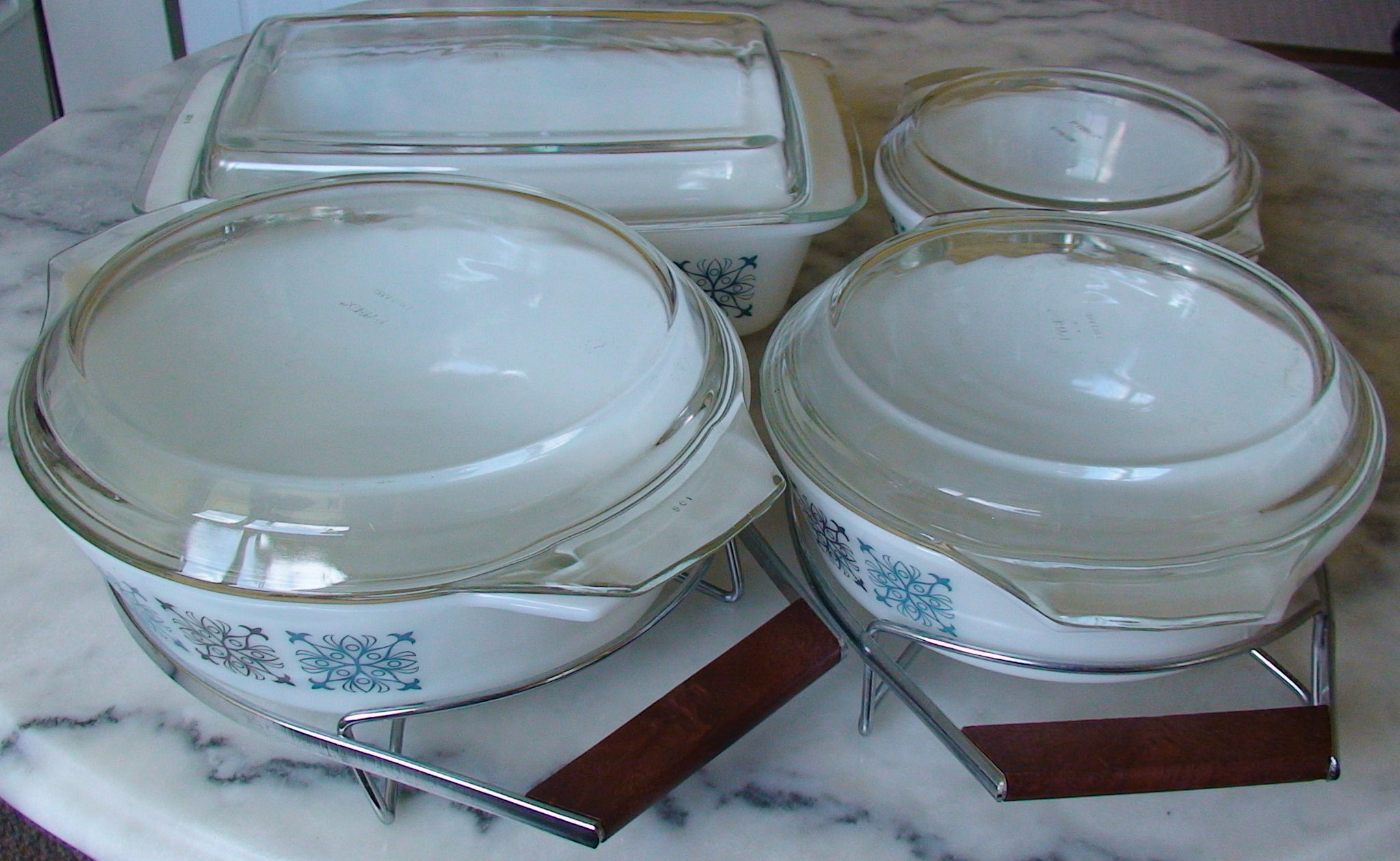 Vintage Pyrex Chelsea pattern glass casserole bowl/dish